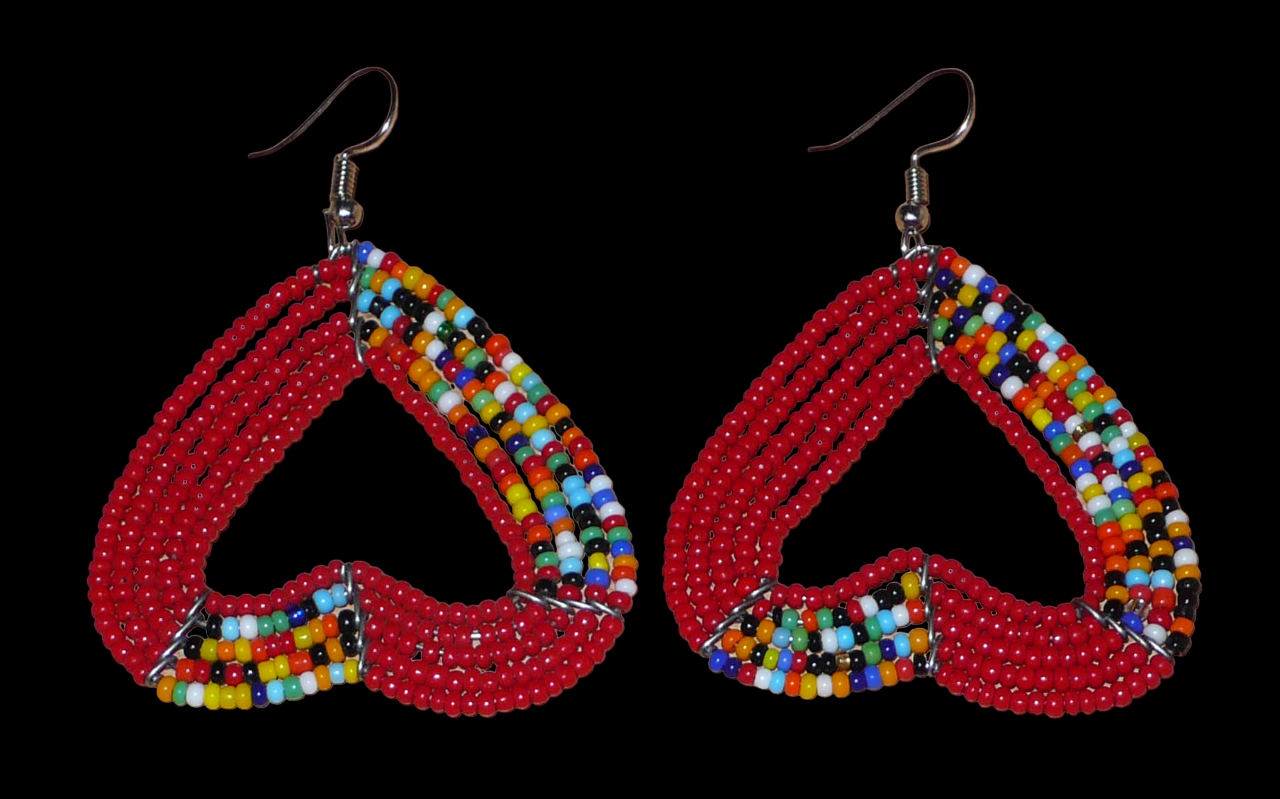 Boucles d'oreilles aux accents bohème composées de perles de rocaille rouges et d'un mélange de perles multicolores glissées sur cinq rangées de fils de fer montés en forme de cœurs inversés. De taille moyenne, elles mesurent 6,5 cm de long et 5 cm de large, et se portent avec des crochets en acier inoxydable sur des oreilles percées.