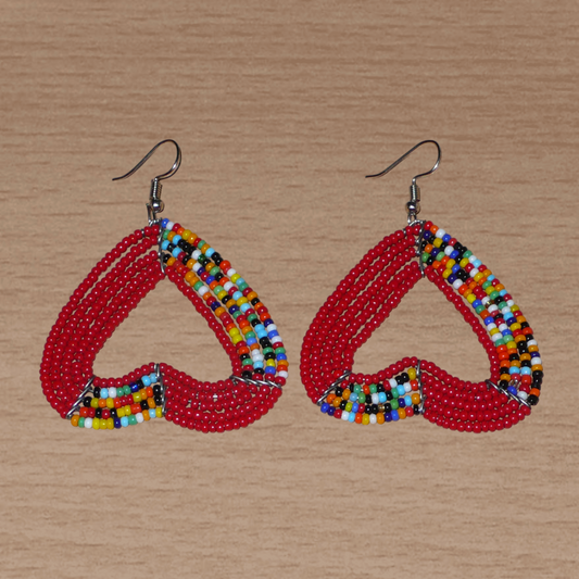 Boucles d'oreilles aux accents bohème composées de perles de rocaille rouges et d'un mélange de perles multicolores glissées sur cinq rangées de fils de fer montés en forme de cœurs inversés. De taille moyenne, elles mesurent 6,5 cm de long et 5 cm de large, et se portent avec des crochets en acier inoxydable sur des oreilles percées.