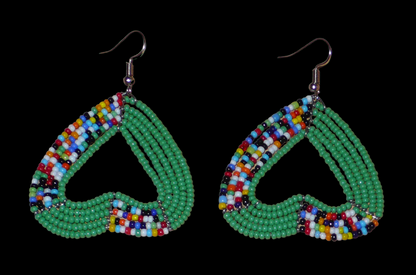 Boucles d'oreilles perlées en forme de coeurs inversés composées de perles de rocaille vertes et multicolores. De taille moyennes, elles mesurent 6,5 cm de long et 5 cm de large.