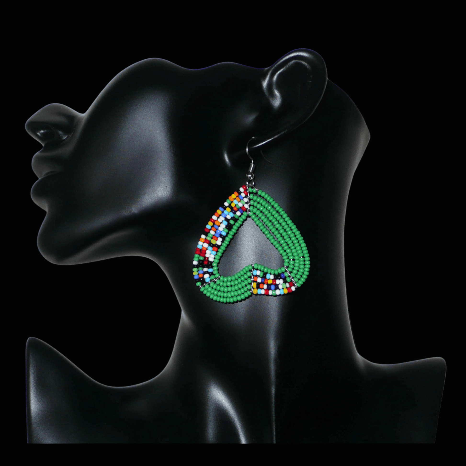 Boucles d'oreilles afro bohème, en forme de cœurs inversés, composées de perles de rocaille vertes et multicolores. De taille moyenne, elles mesurent 6,5 cm de long et 5 cm de large.