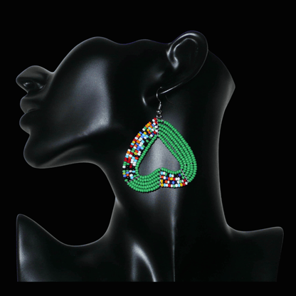 Boucles d'oreilles afro bohème, en forme de cœurs inversés, composées de perles de rocaille vertes et multicolores. De taille moyenne, elles mesurent 6,5 cm de long et 5 cm de large.