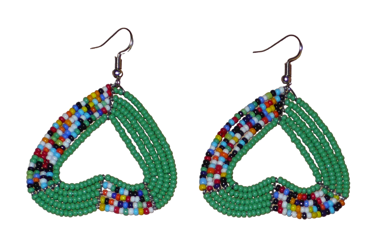Boucles d'oreilles perlées en forme de coeurs inversés composées de perles de rocaille vertes et multicolores. De taille moyennes, elles mesurent 6,5 cm de long et 5 cm de large.