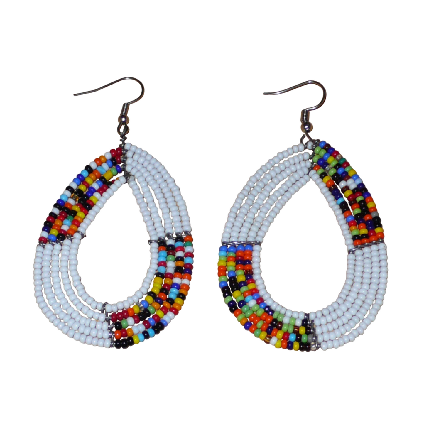 Boucles d'oreilles ethniques fabriquées au Kenya faites de perles de rocaille blanches et multicolores enfilées sur cinq rangées de fils de fer montés en forme de gouttes. Elles mesurent 8 cm de long et 4,5 cm de large et se portent sur des oreilles percées.