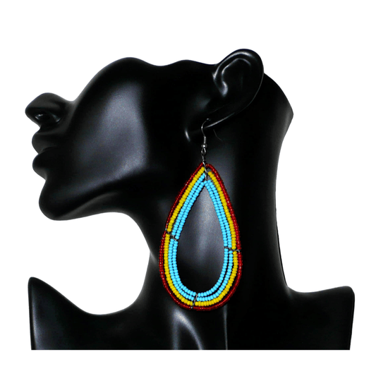 Longues et larges boucles d'oreilles aux couleurs exotiques composées de perles bleu turquoise, jaunes et rouges translucides enfilées sur quatre rangées de fils de fer montés en forme de gouttes. Ces boucles d'oreilles surdimensionnées mesurent 9,5 cm de long et 4,5 cm de large ; elles se portent avec des crochets sur des oreilles percées.