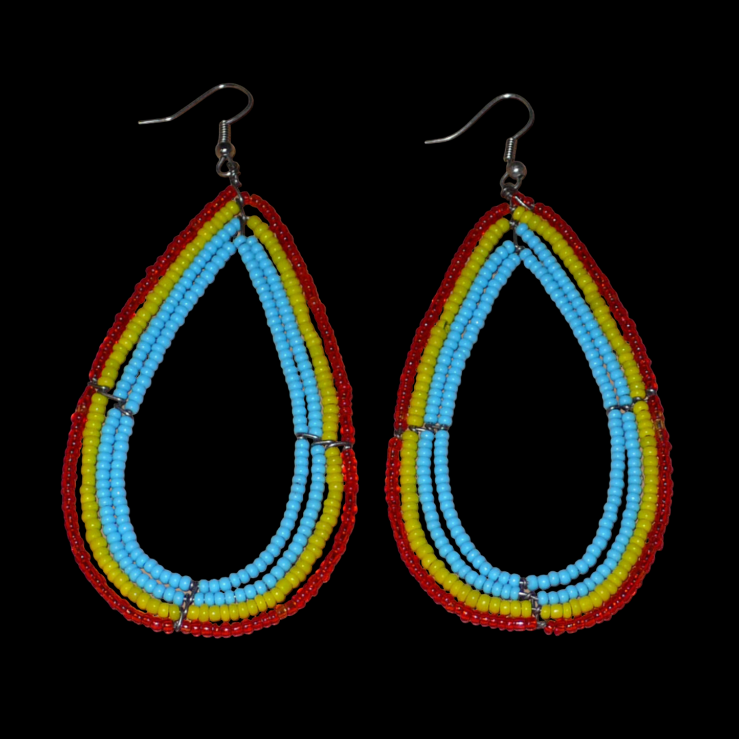 Longues et larges boucles d'oreilles aux couleurs exotiques composées de perles bleu turquoise, jaunes et rouges translucides enfilées sur quatre rangées de fils de fer montés en forme de gouttes. Ces boucles d'oreilles surdimensionnées mesurent 9,5 cm de long et 4,5 cm de large ; elles se portent avec des crochets sur des oreilles percées.