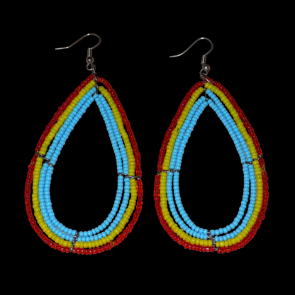 Longues et larges boucles d'oreilles aux couleurs exotiques composées de perles bleu turquoise, jaunes et rouges translucides enfilées sur quatre rangées de fils de fer montés en forme de gouttes. Ces boucles d'oreilles surdimensionnées mesurent 9,5 cm de long et 4,5 cm de large ; elles se portent avec des crochets sur des oreilles percées.