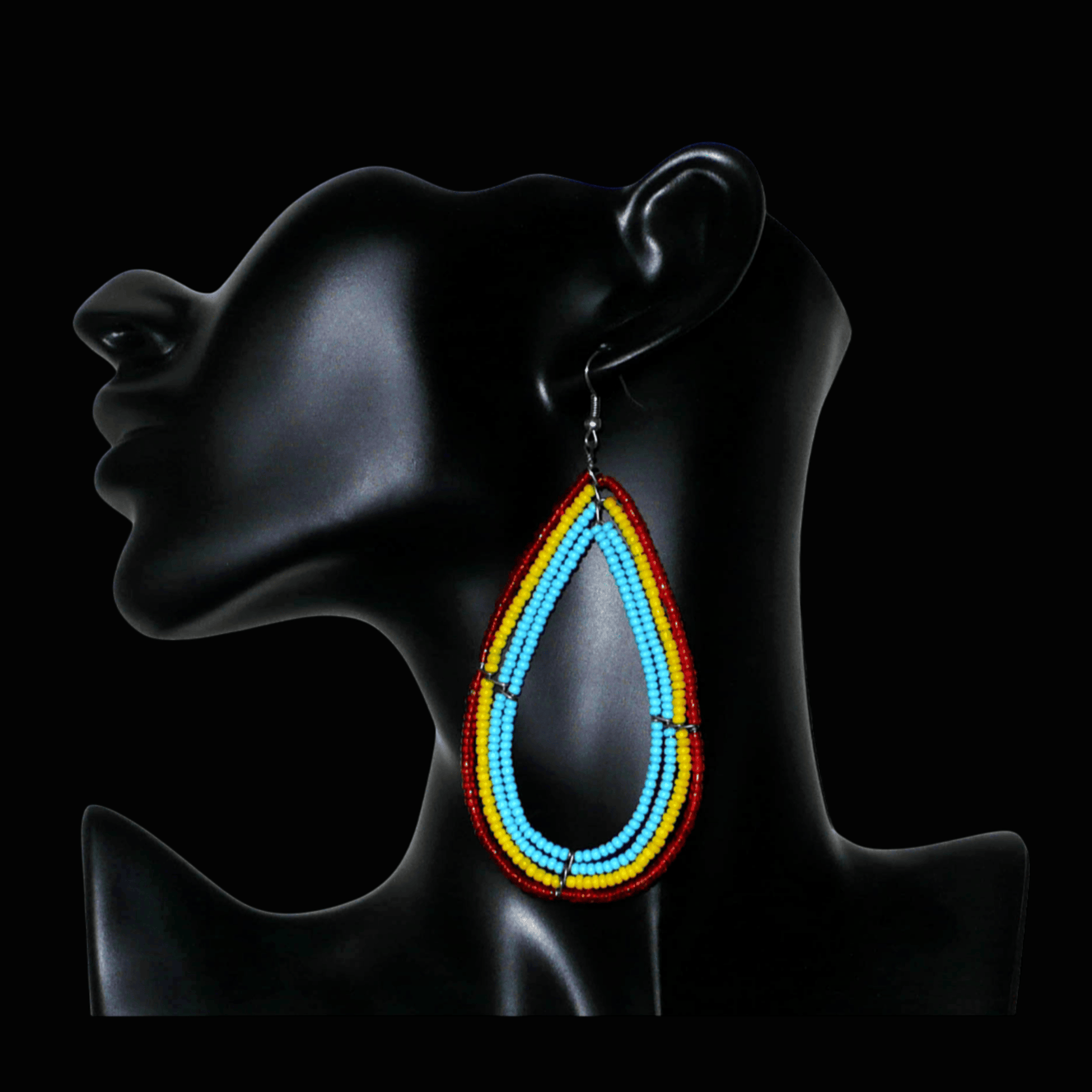 Longues et larges boucles d'oreilles aux couleurs exotiques composées de perles bleu turquoise, jaunes et rouges translucides enfilées sur quatre rangées de fils de fer montés en forme de gouttes. Ces boucles d'oreilles surdimensionnées mesurent 9,5 cm de long et 4,5 cm de large ; elles se portent avec des crochets sur des oreilles percées.