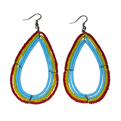 Longues et larges boucles d'oreilles aux couleurs exotiques composées de perles bleu turquoise, jaunes et rouges translucides enfilées sur quatre rangées de fils de fer montés en forme de gouttes. Ces boucles d'oreilles surdimensionnées mesurent 9,5 cm de long et 4,5 cm de large ; elles se portent avec des crochets sur des oreilles percées.