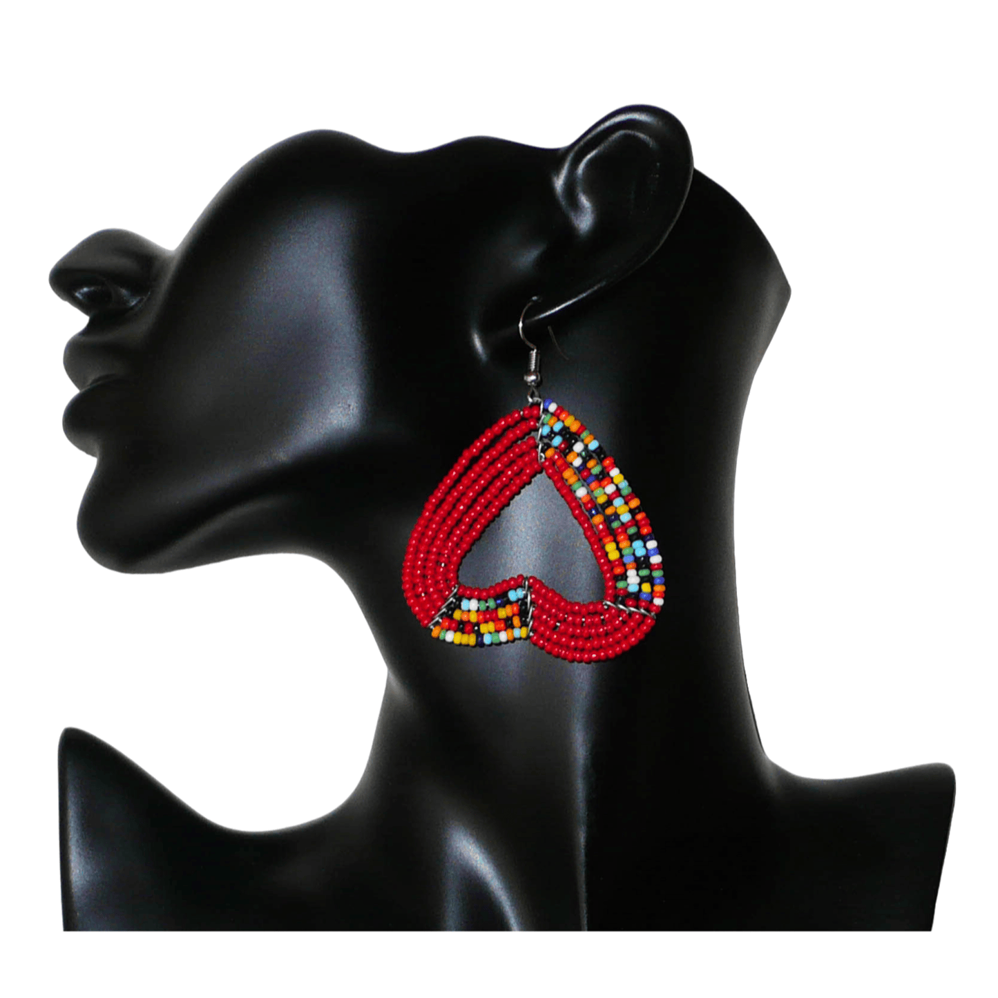 Boucles d'oreilles aux accents bohème composées de perles de rocaille rouges et d'un mélange de perles multicolores glissées sur cinq rangées de fils de fer montés en forme de cœurs inversés. De taille moyenne, elles mesurent 6,5 cm de long et 5 cm de large, et se portent avec des crochets en acier inoxydable sur des oreilles percées.