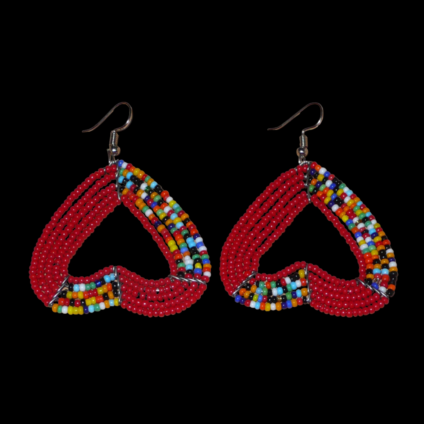 Boucles d'oreilles aux accents bohème composées de perles de rocaille rouges et d'un mélange de perles multicolores glissées sur cinq rangées de fils de fer montés en forme de cœurs inversés. De taille moyenne, elles mesurent 6,5 cm de long et 5 cm de large, et se portent avec des crochets en acier inoxydable sur des oreilles percées.
