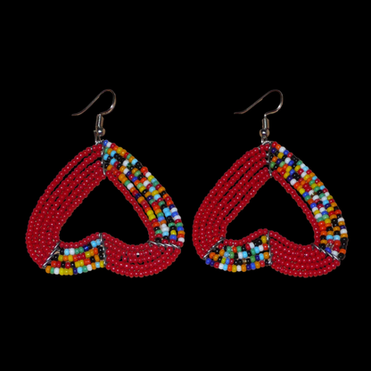 Boucles d'oreilles aux accents bohème composées de perles de rocaille rouges et d'un mélange de perles multicolores glissées sur cinq rangées de fils de fer montés en forme de cœurs inversés. De taille moyenne, elles mesurent 6,5 cm de long et 5 cm de large, et se portent avec des crochets en acier inoxydable sur des oreilles percées.