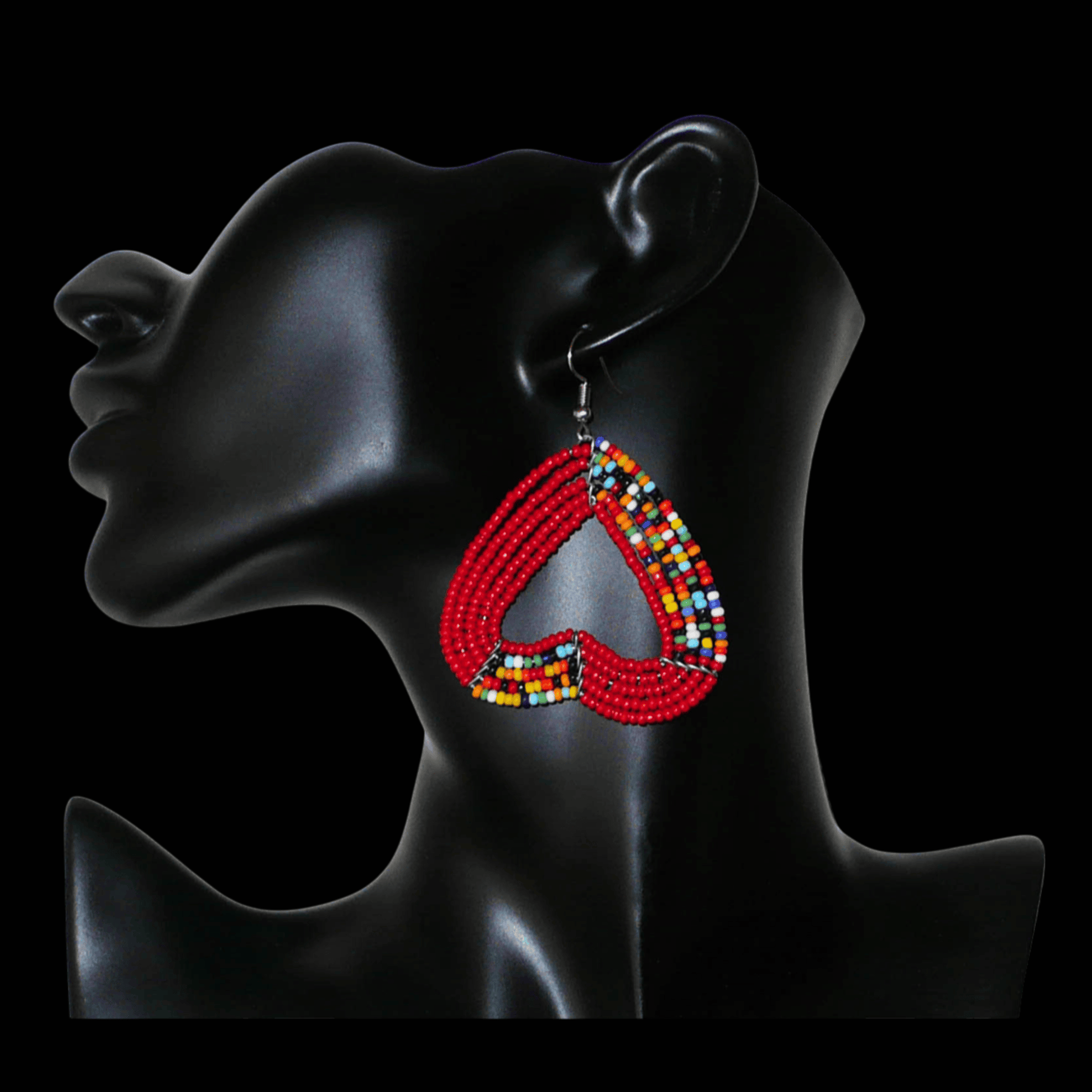 Boucles d'oreilles aux accents bohème composées de perles de rocaille rouges et d'un mélange de perles multicolores glissées sur cinq rangées de fils de fer montés en forme de cœurs inversés. De taille moyenne, elles mesurent 6,5 cm de long et 5 cm de large, et se portent avec des crochets en acier inoxydable sur des oreilles percées.