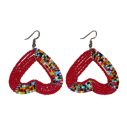 Boucles d'oreilles aux accents bohème composées de perles de rocaille rouges et d'un mélange de perles multicolores glissées sur cinq rangées de fils de fer montés en forme de cœurs inversés. De taille moyenne, elles mesurent 6,5 cm de long et 5 cm de large, et se portent avec des crochets en acier inoxydable sur des oreilles percées.
