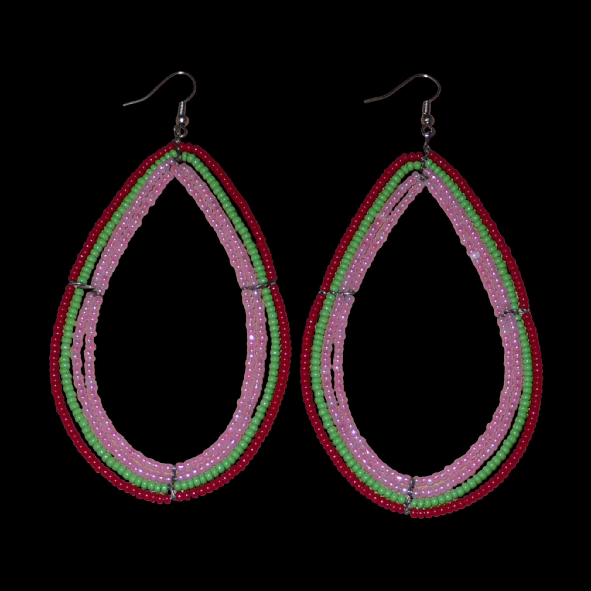 Boucles d'oreilles "oversized" composées de perles de rocaille rose nacré, vertes et rouges enfilées sur quatre rangées de fils de fer montés en forme de gouttes. Surdimensionnées, ces boucles d'oreilles mesurent 11 cm de long et 5,5 cm de large ; elles se portent avec des crochets en acier inoxydable sur des oreilles percées.