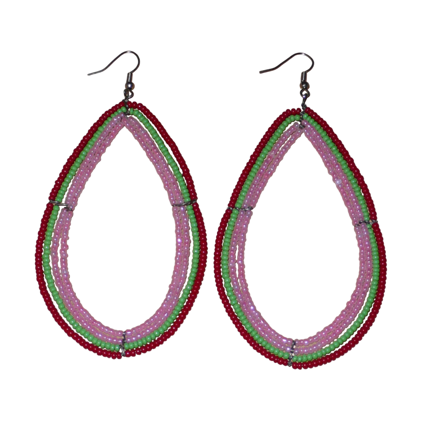 Boucles d'oreilles "oversized" composées de perles de rocaille rose nacré, vertes et rouges enfilées sur quatre rangées de fils de fer montés en forme de gouttes. Surdimensionnées, ces boucles d'oreilles mesurent 11 cm de long et 5,5 cm de large ; elles se portent avec des crochets en acier inoxydable sur des oreilles percées.