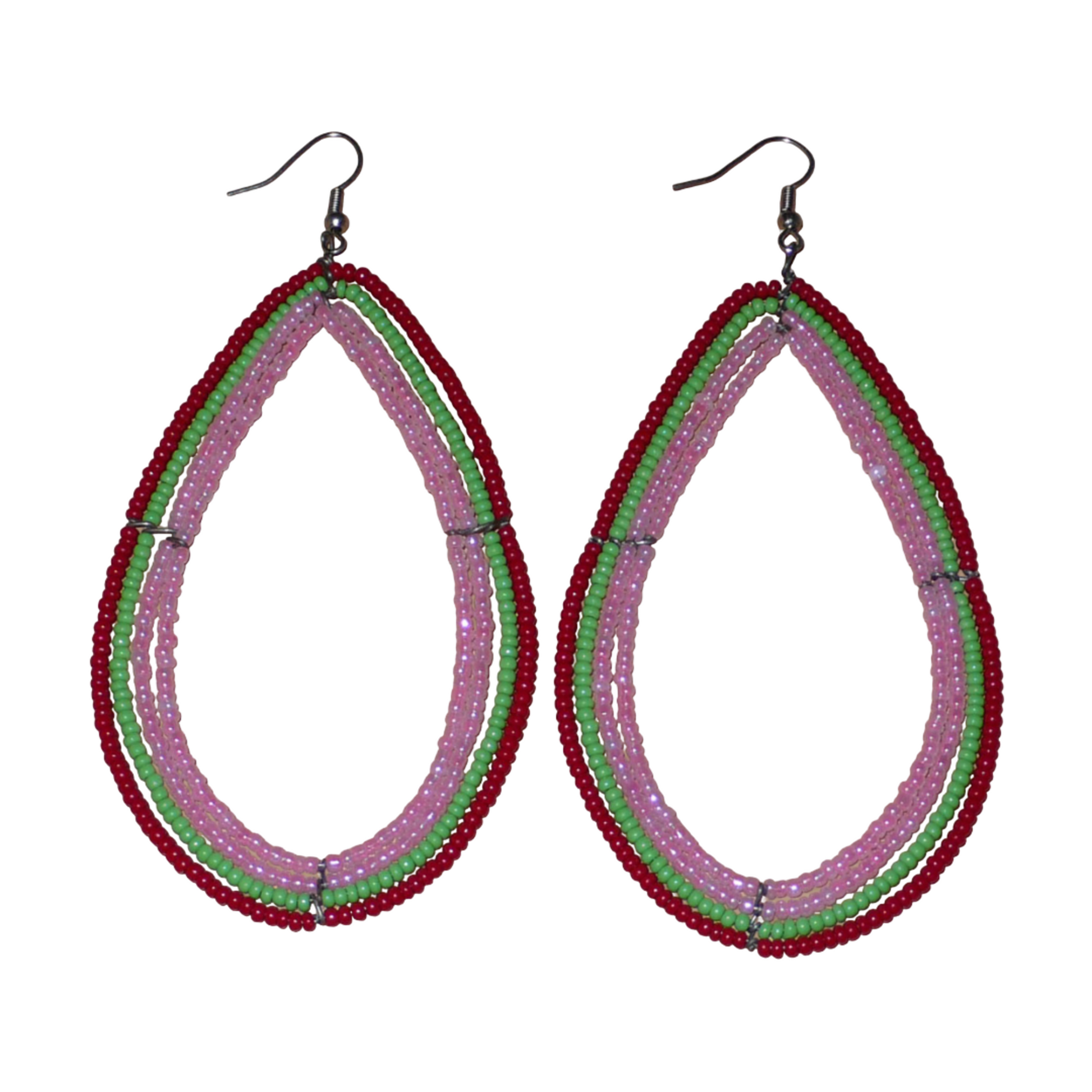 Boucles d'oreilles "oversized" composées de perles de rocaille rose nacré, vertes et rouges enfilées sur quatre rangées de fils de fer montés en forme de gouttes. Surdimensionnées, ces boucles d'oreilles mesurent 11 cm de long et 5,5 cm de large ; elles se portent avec des crochets en acier inoxydable sur des oreilles percées.