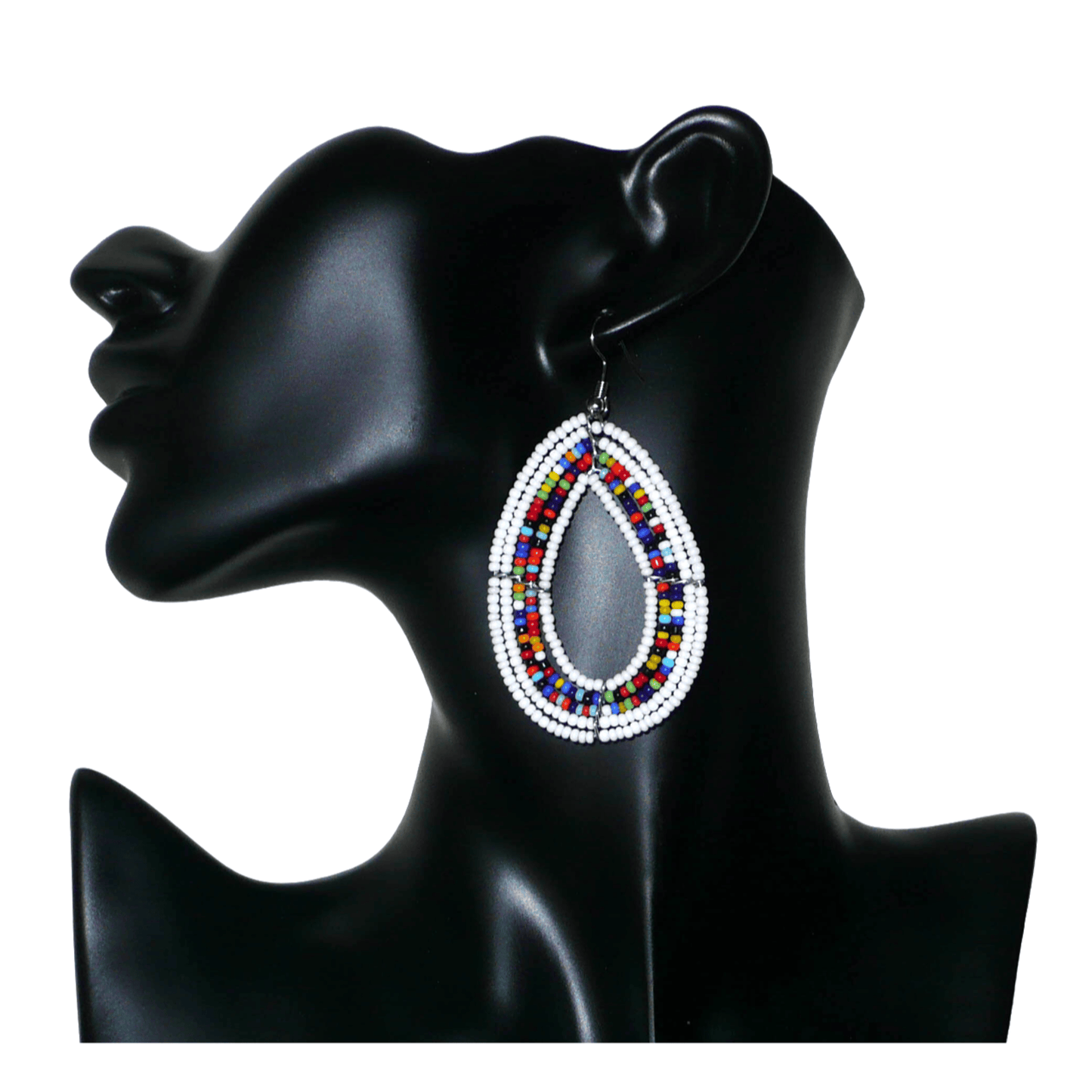 Boucles d'oreilles bohème blanches et multicolores en forme de gouttes faites de perles de rocaille. Elles mesurent 7,5 cm de long et 4 cm de large et se portent sur des oreilles percées.