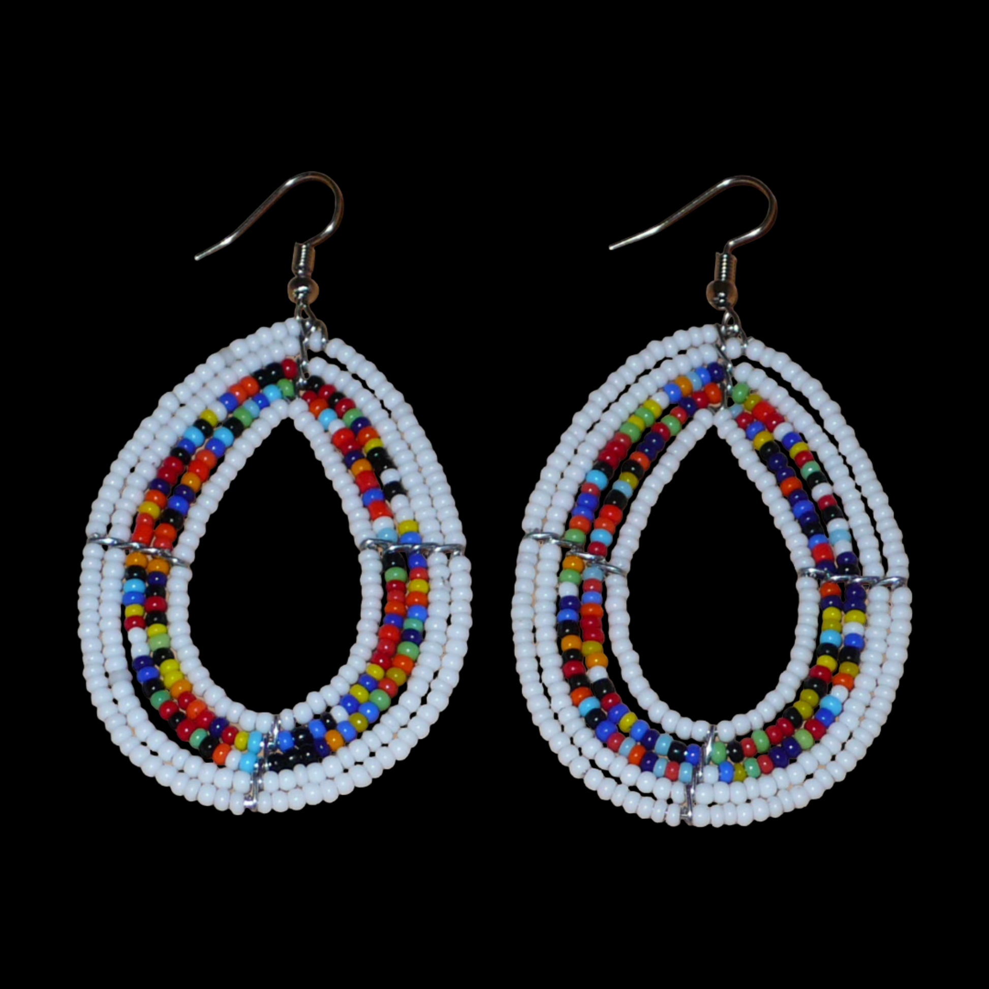 Boucles d'oreilles bohème blanches et multicolores en forme de gouttes faites de perles de rocaille. Elles mesurent 7,5 cm de long et 4 cm de large et se portent sur des oreilles percées.