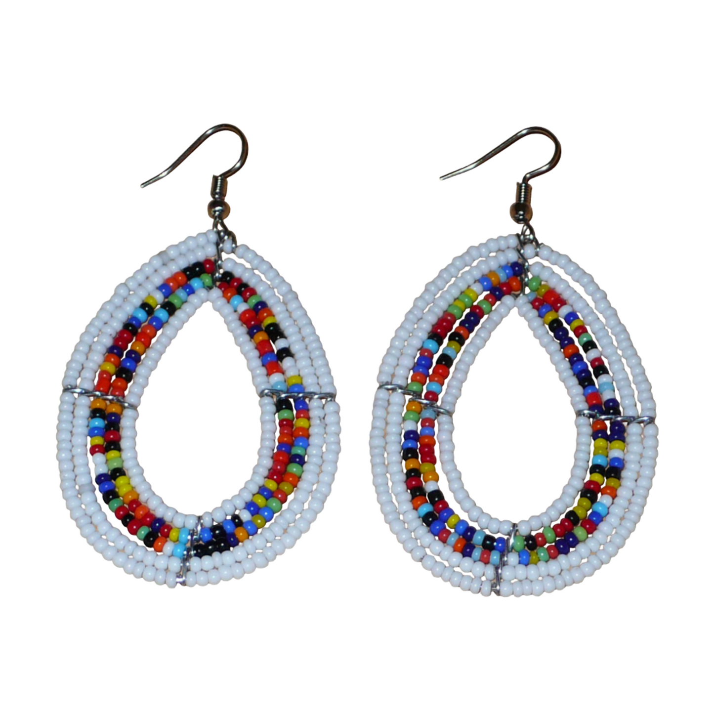 Boucles d'oreilles bohème blanches et multicolores en forme de gouttes faites de perles de rocaille. Elles mesurent 7,5 cm de long et 4 cm de large et se portent sur des oreilles percées.