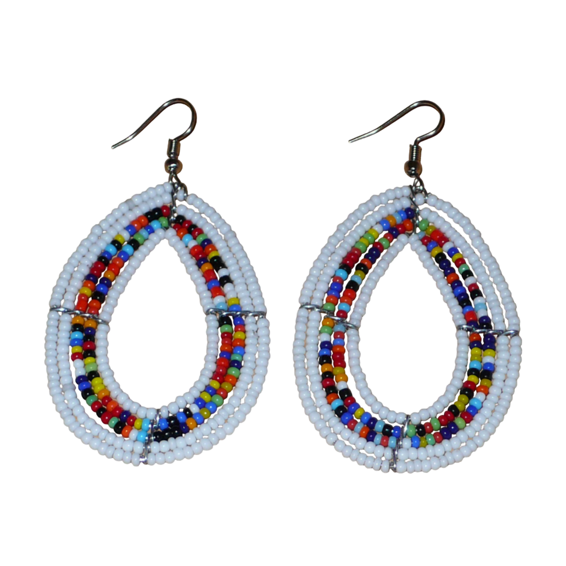 Boucles d'oreilles bohème blanches et multicolores en forme de gouttes faites de perles de rocaille. Elles mesurent 7,5 cm de long et 4 cm de large et se portent sur des oreilles percées.