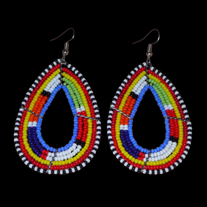 Ajoutez un éclat de couleurs à votre look avec ces longues boucles d'oreilles africaines traditionnelles aux couleurs et motifs ethniques Massai. Confectionnées selon la tradition tribale artisanale kenyane, elles sont composées de perles de rocaille bleues et multicolores glissées sur six rangées de fils de fer montés en forme de gouttes. Ces boucles d'oreilles mesurent 8.5 cm de long et 4.5 cm de large ; elles se portent avec des crochets en acier inoxydable sur des oreilles percées.