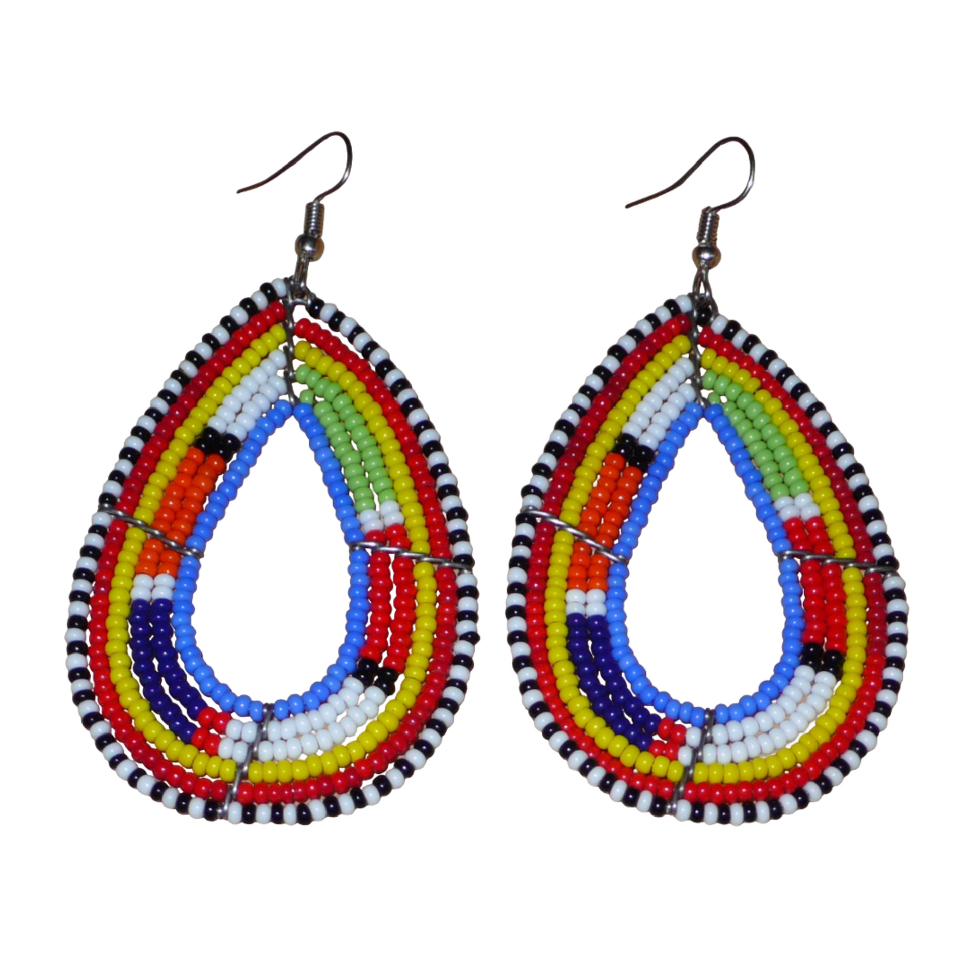 Ajoutez un éclat de couleurs à votre look avec ces longues boucles d'oreilles africaines traditionnelles aux couleurs et motifs ethniques Massai. Confectionnées selon la tradition tribale artisanale kenyane, elles sont composées de perles de rocaille bleues et multicolores glissées sur six rangées de fils de fer montés en forme de gouttes. Ces boucles d'oreilles mesurent 8.5 cm de long et 4.5 cm de large ; elles se portent avec des crochets en acier inoxydable sur des oreilles percées.