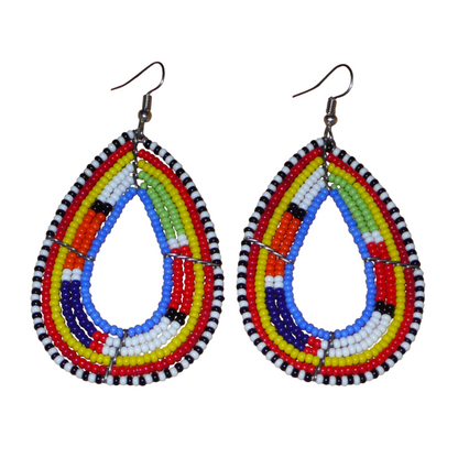 Ajoutez un éclat de couleurs à votre look avec ces longues boucles d'oreilles africaines traditionnelles aux couleurs et motifs ethniques Massai. Confectionnées selon la tradition tribale artisanale kenyane, elles sont composées de perles de rocaille bleues et multicolores glissées sur six rangées de fils de fer montés en forme de gouttes. Ces boucles d'oreilles mesurent 8.5 cm de long et 4.5 cm de large ; elles se portent avec des crochets en acier inoxydable sur des oreilles percées.