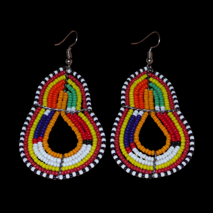 Boucles d'oreilles africaines Massai orange et multicolores à motifs ethniques traditionnels : de fabrication artisanale, elles se composent de perles de rocaille enfilées sur des structures en fils de fer montés en forme de gouttes. Ces boucles d'oreilles colorées mesurent 8 cm de long et 4 cm de large ; elles se portent avec des crochets en acier inoxydable sur des oreilles percées.