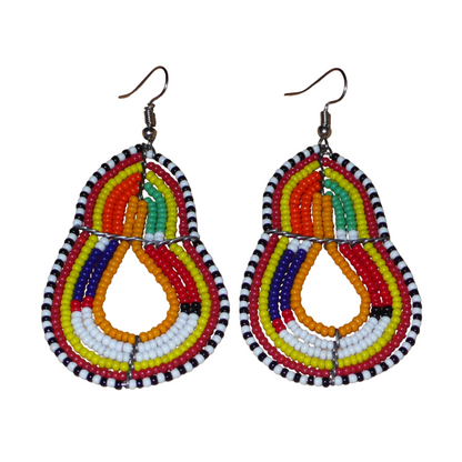 Boucles d'oreilles africaines Massai orange et multicolores à motifs ethniques traditionnels : de fabrication artisanale, elles se composent de perles de rocaille enfilées sur des structures en fils de fer montés en forme de gouttes. Ces boucles d'oreilles colorées mesurent 8 cm de long et 4 cm de large ; elles se portent avec des crochets en acier inoxydable sur des oreilles percées.