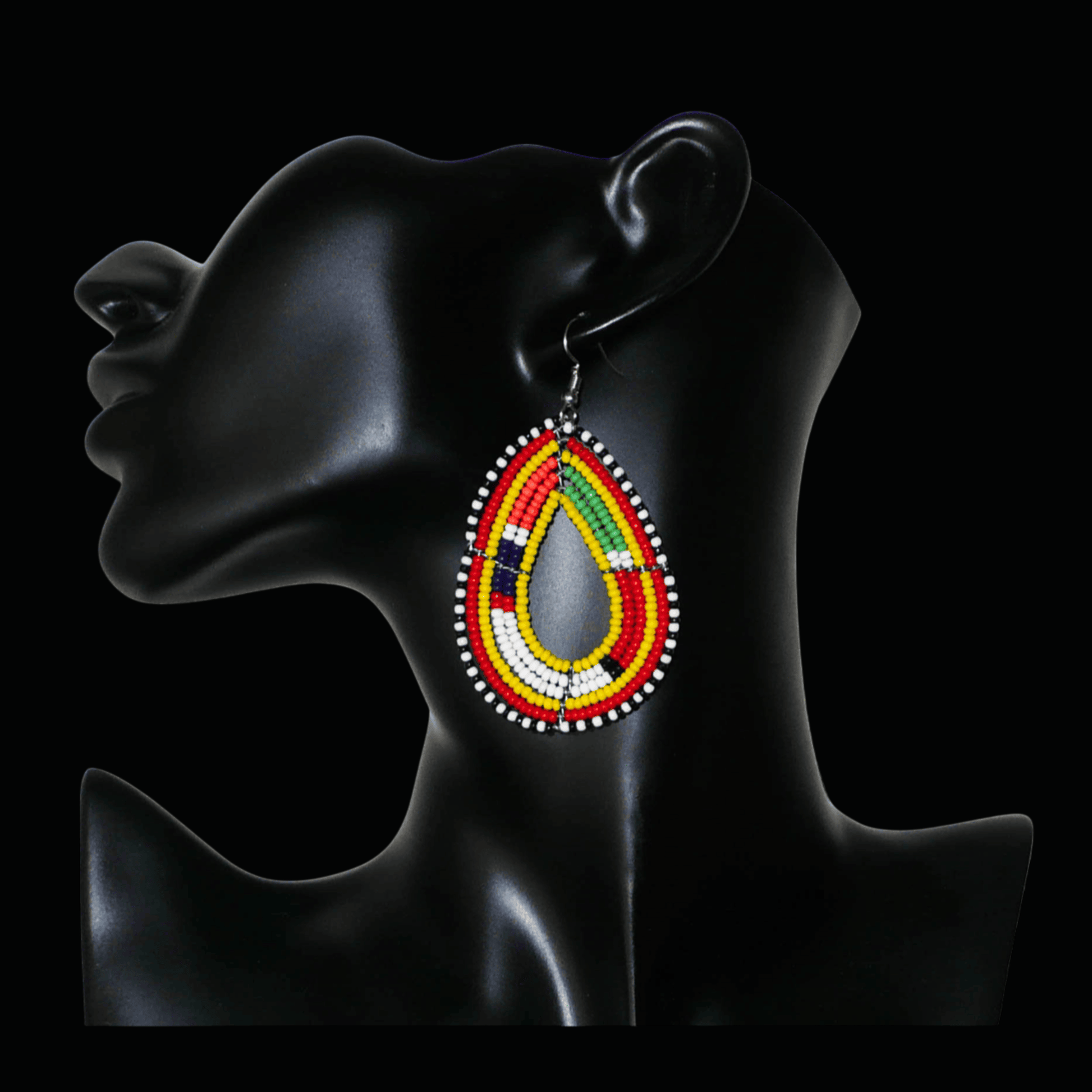 Boucles d'oreilles africaines traditionnelles jaunes et multicolores à motifs ethniques Massai, composées de perles de rocaille montées en forme de gouttes. Elles mesurent 7.5 cm de long et 4.5 cm de large, et se portent sur des oreilles percées.