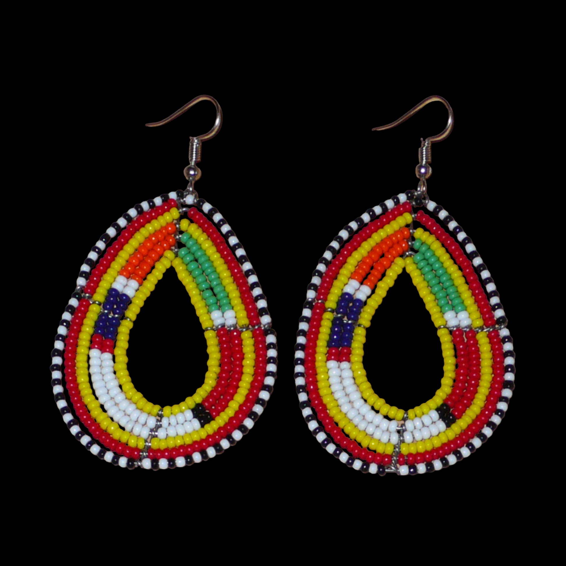 Boucles d'oreilles africaines traditionnelles jaunes et multicolores à motifs ethniques Massai, composées de perles de rocaille montées en forme de gouttes. Elles mesurent 7.5 cm de long et 4.5 cm de large, et se portent sur des oreilles percées.