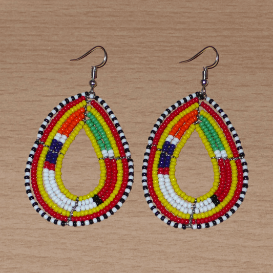 Boucles d'oreilles africaines traditionnelles jaunes et multicolores à motifs ethniques Massai, composées de perles de rocaille montées en forme de gouttes. Elles mesurent 7.5 cm de long et 4.5 cm de large, et se portent sur des oreilles percées.