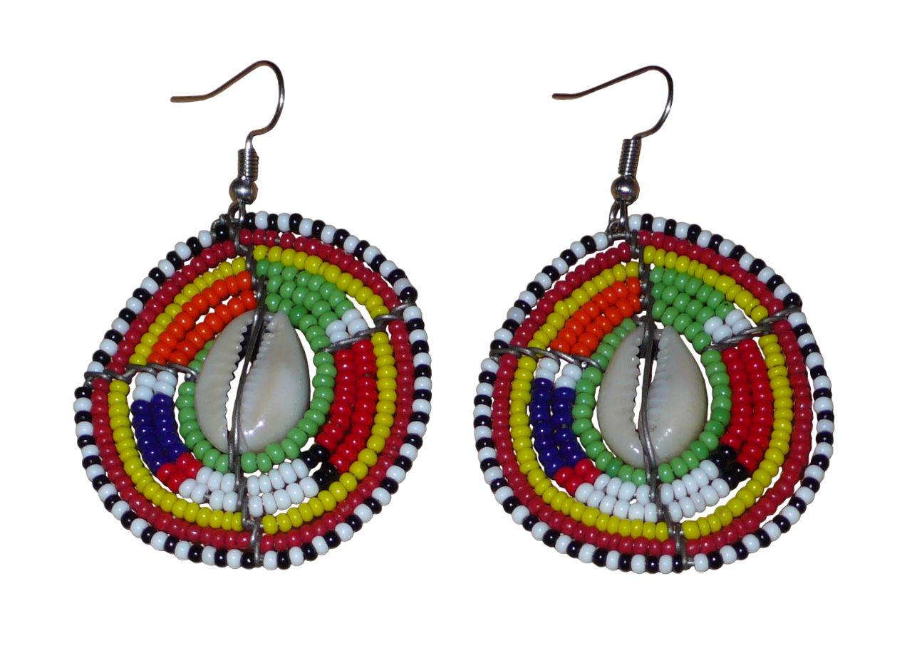 Boucles d'oreilles africaines ethniques aux motifs tribaux traditionnels caractéristiques de l'artisanat Massai. Confectionnées au Kenya, elles sont composées de perles de rocaille vertes et multicolores et de coquillages cauris fixés sur des fils de fer montés en forme de boucliers Massai. De taille moyenne, elles mesurent 6 cm de long et 4 cm de large, et se portent avec des crochets en acier inoxydable sur des oreilles percées.