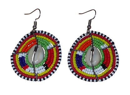 Boucles d'oreilles africaines ethniques aux motifs tribaux traditionnels caractéristiques de l'artisanat Massai. Confectionnées au Kenya, elles sont composées de perles de rocaille vertes et multicolores et de coquillages cauris fixés sur des fils de fer montés en forme de boucliers Massai. De taille moyenne, elles mesurent 6 cm de long et 4 cm de large, et se portent avec des crochets en acier inoxydable sur des oreilles percées.