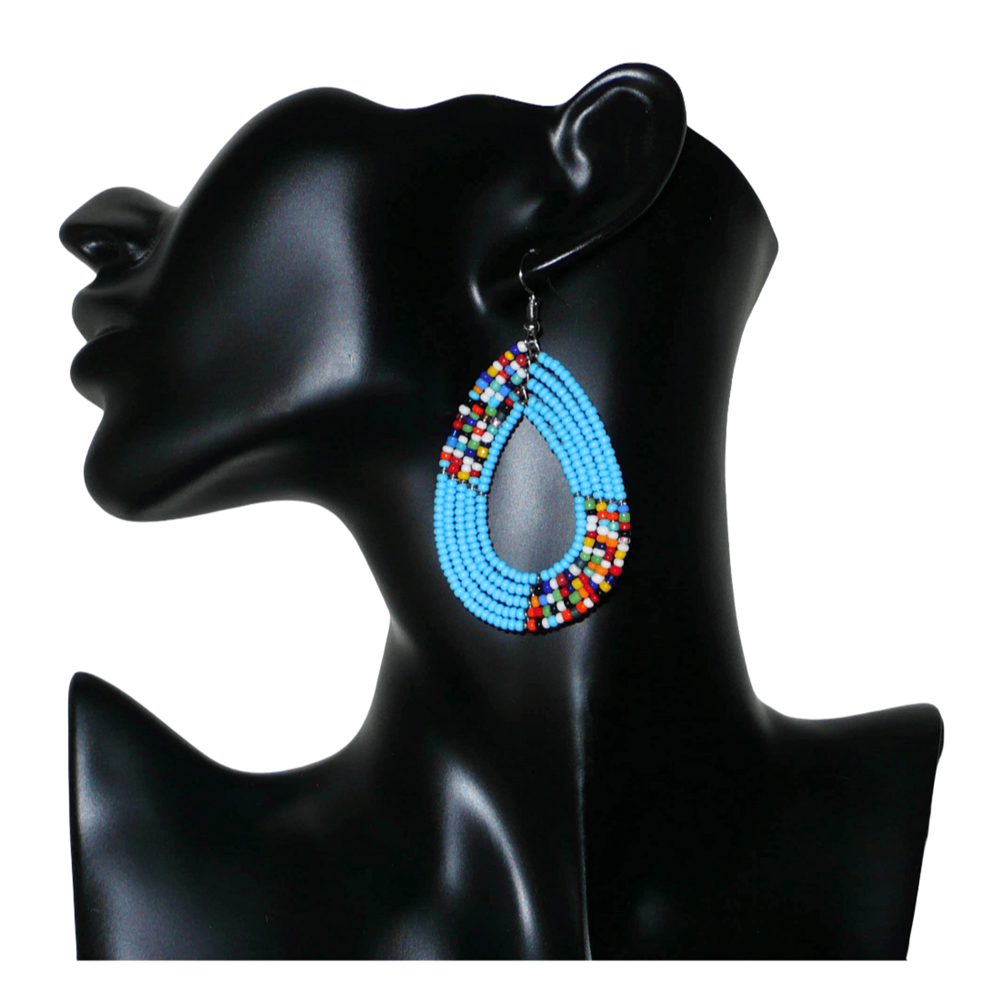 Boucles d'oreilles kenyanes multi-rangs en perles de rocaille bleu ciel et multicolores. Elles mesurent 7 cm de long et 4 cm de large et se portent sur des oreilles percées.