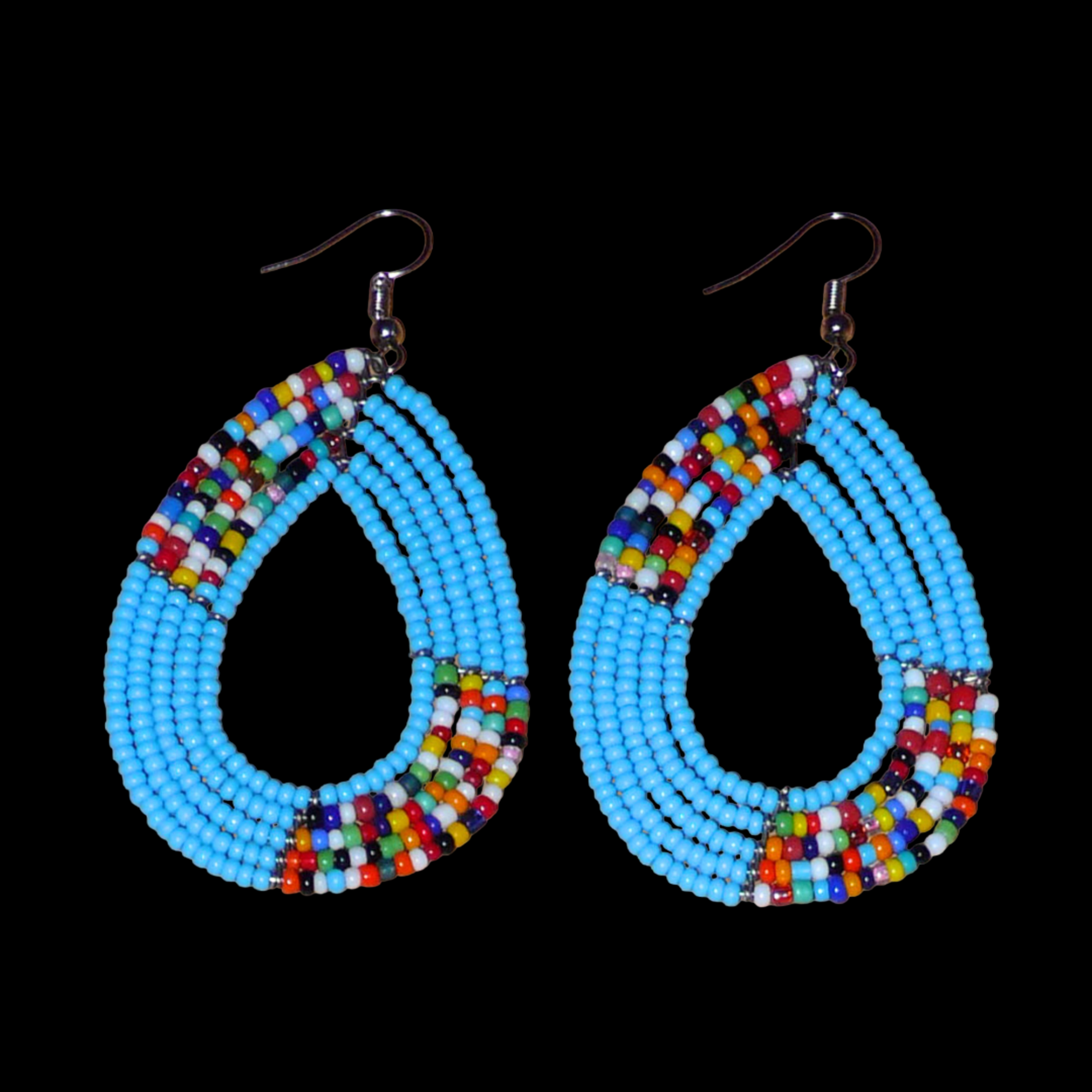 Boucles d'oreilles kenyanes multi-rangs en perles de rocaille bleu ciel et multicolores. Elles mesurent 7 cm de long et 4 cm de large et se portent sur des oreilles percées.