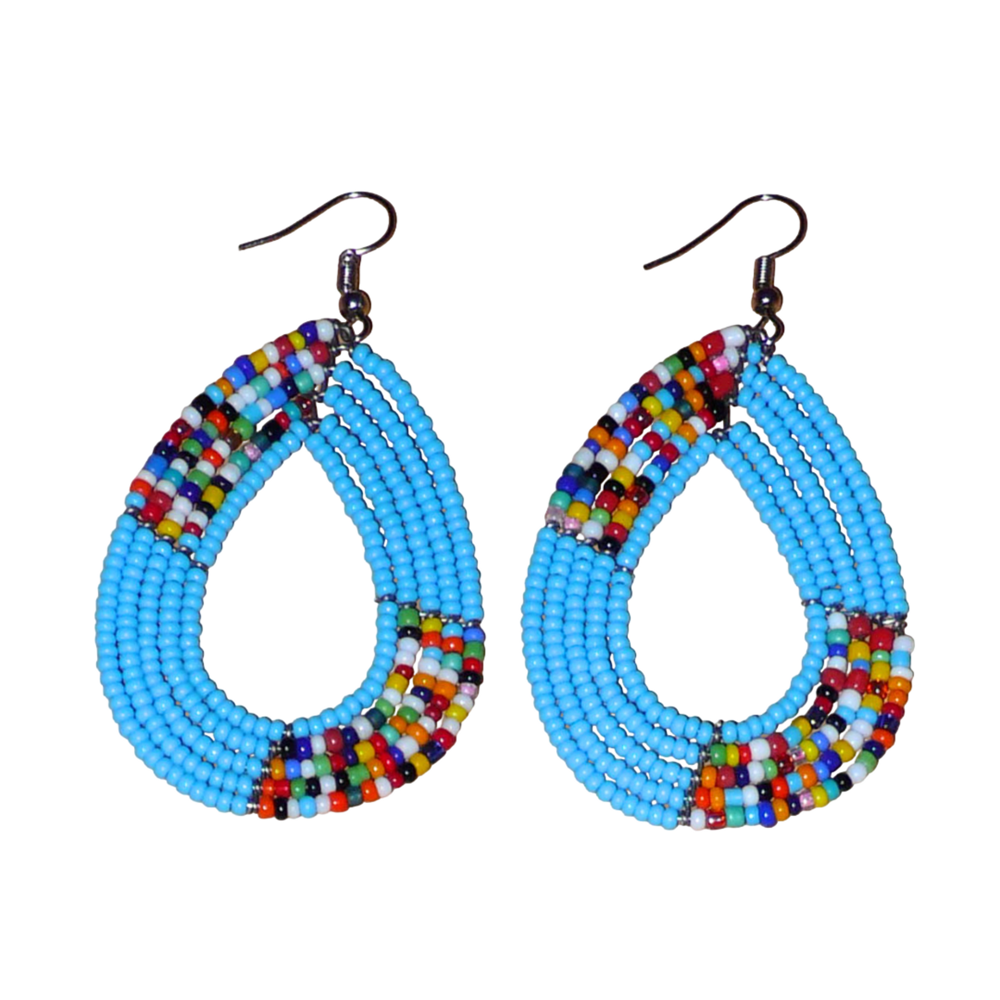 Boucles d'oreilles kenyanes multi-rangs en perles de rocaille bleu ciel et multicolores. Elles mesurent 7 cm de long et 4 cm de large et se portent sur des oreilles percées.
