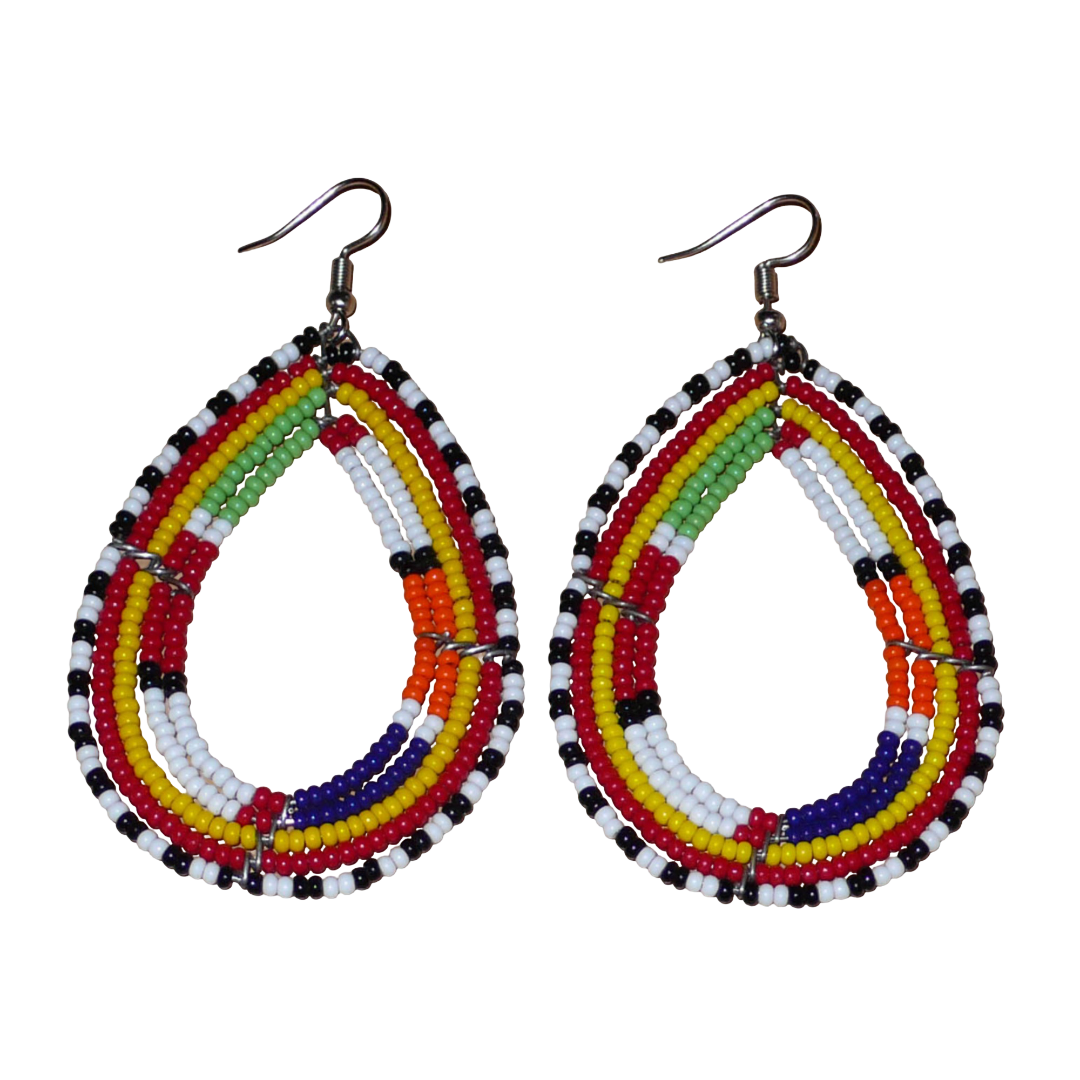 Boucles d'oreilles africaines à motifs ethniques Massai composées de perles de rocaille multicolores glissées sur cinq rangées de fils de fer montés en forme de gouttes. Elles mesurent 8.5 cm de long et 4.5 cm de large, et se portent avec des crochets en acier inoxydable sur des oreilles percées.