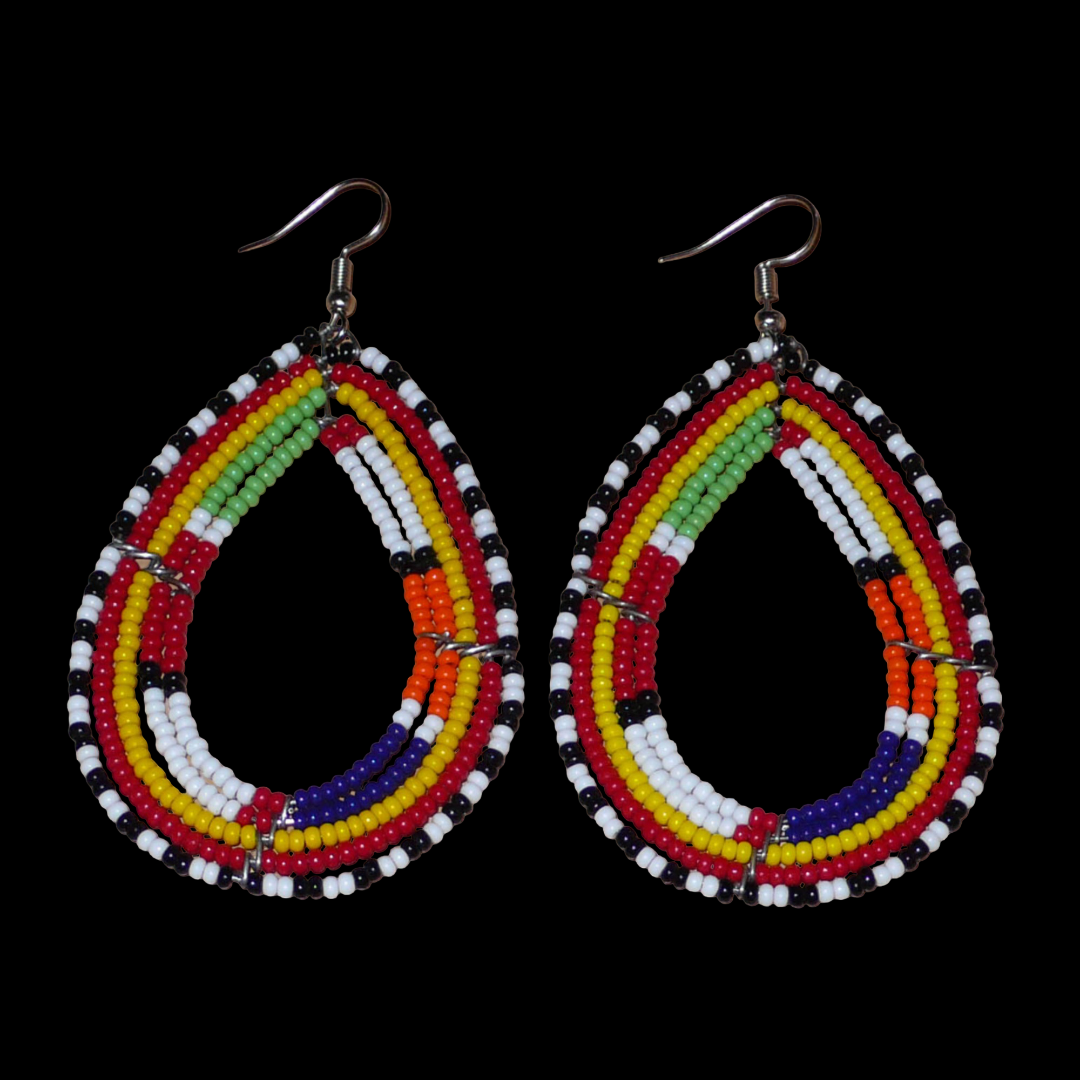 Boucles d'oreilles africaines à motifs ethniques Massai composées de perles de rocaille multicolores glissées sur cinq rangées de fils de fer montés en forme de gouttes. Elles mesurent 8.5 cm de long et 4.5 cm de large, et se portent avec des crochets en acier inoxydable sur des oreilles percées.