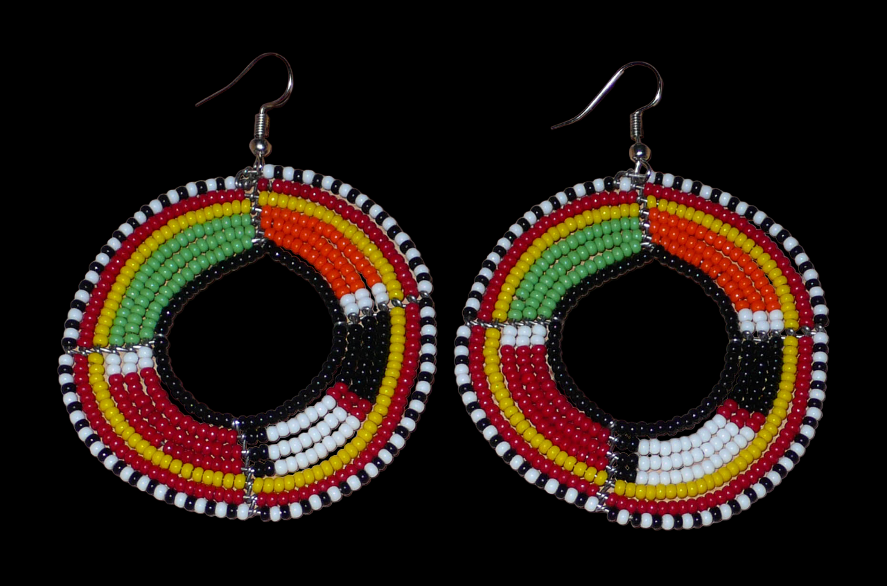 Boucles d'oreilles africaines à motifs ethniques Massai composées de perles de rocaille multicolores montées en forme de cercles. Elles mesurent 7,5 cm de long et 5,5 cm de large et se portent avec des crochets en acier inoxydable sur des oreilles percées.