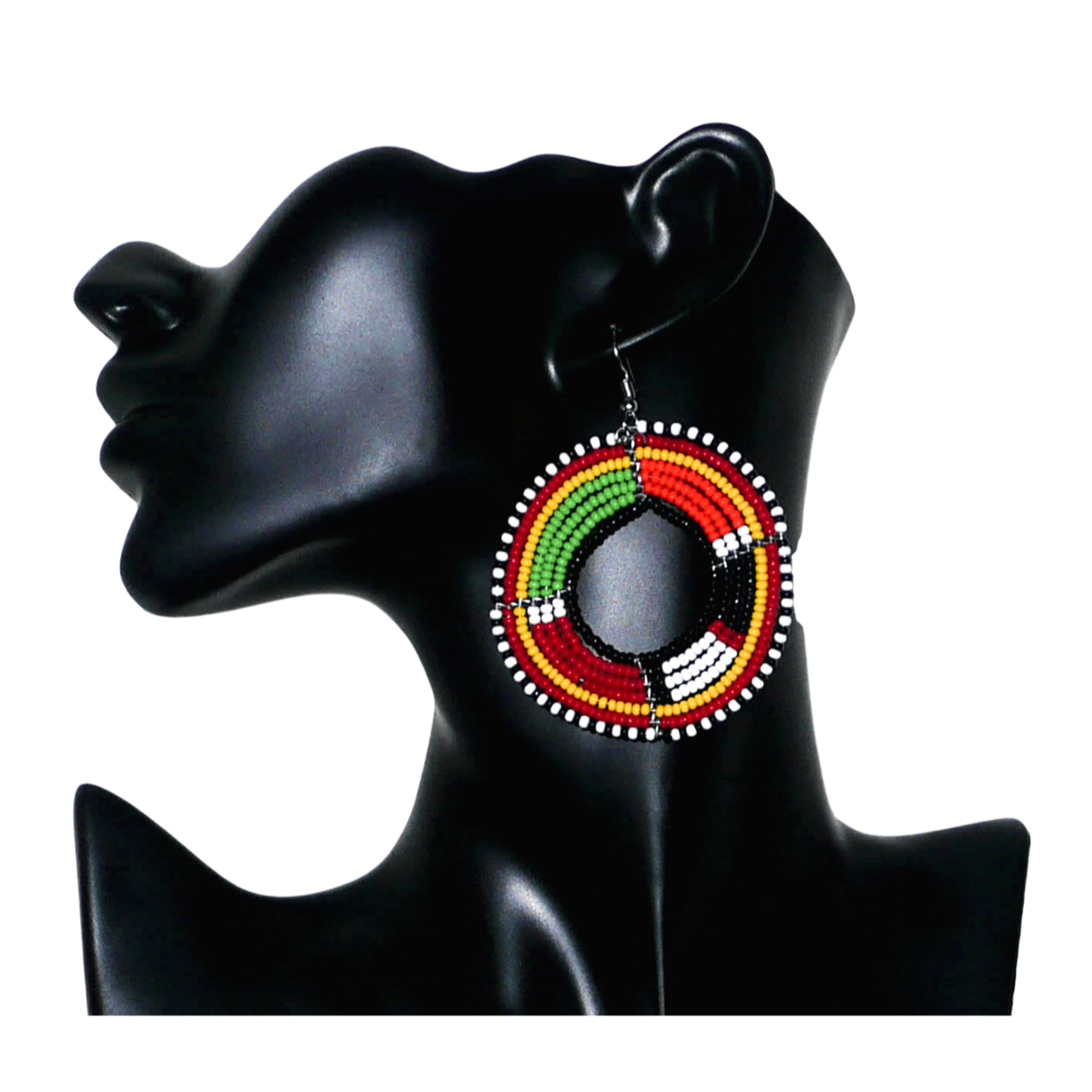 Boucles d'oreilles africaines à motifs ethniques Massai composées de perles de rocaille multicolores montées en forme de cercles. Elles mesurent 7,5 cm de long et 5,5 cm de large et se portent avec des crochets en acier inoxydable sur des oreilles percées.