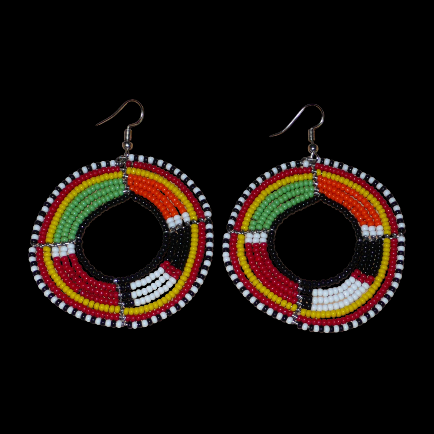 Boucles d'oreilles africaines à motifs ethniques Massai composées de perles de rocaille multicolores montées en forme de cercles. Elles mesurent 7,5 cm de long et 5,5 cm de large et se portent avec des crochets en acier inoxydable sur des oreilles percées.