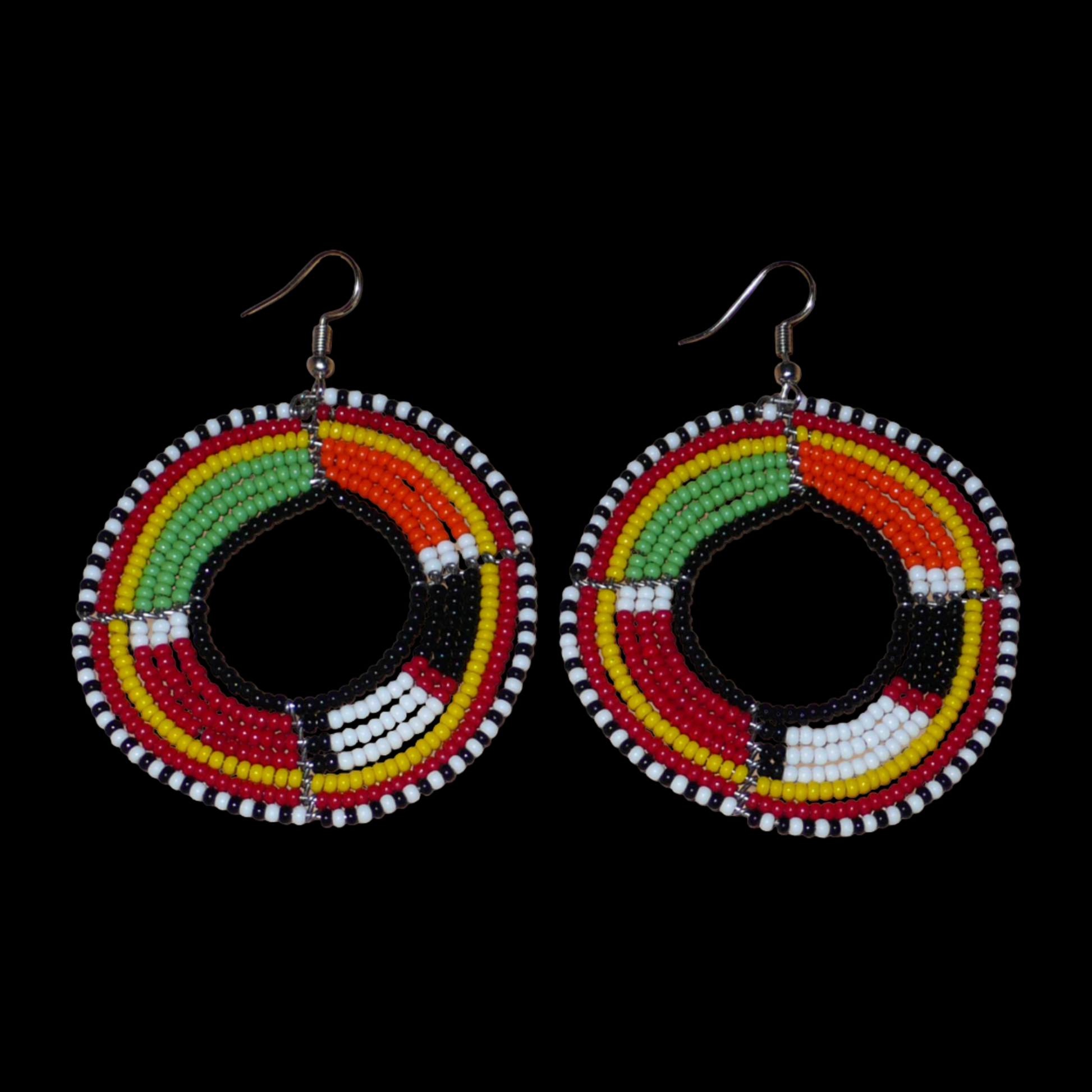 Boucles d'oreilles africaines à motifs ethniques Massai composées de perles de rocaille multicolores montées en forme de cercles. Elles mesurent 7,5 cm de long et 5,5 cm de large et se portent avec des crochets en acier inoxydable sur des oreilles percées.