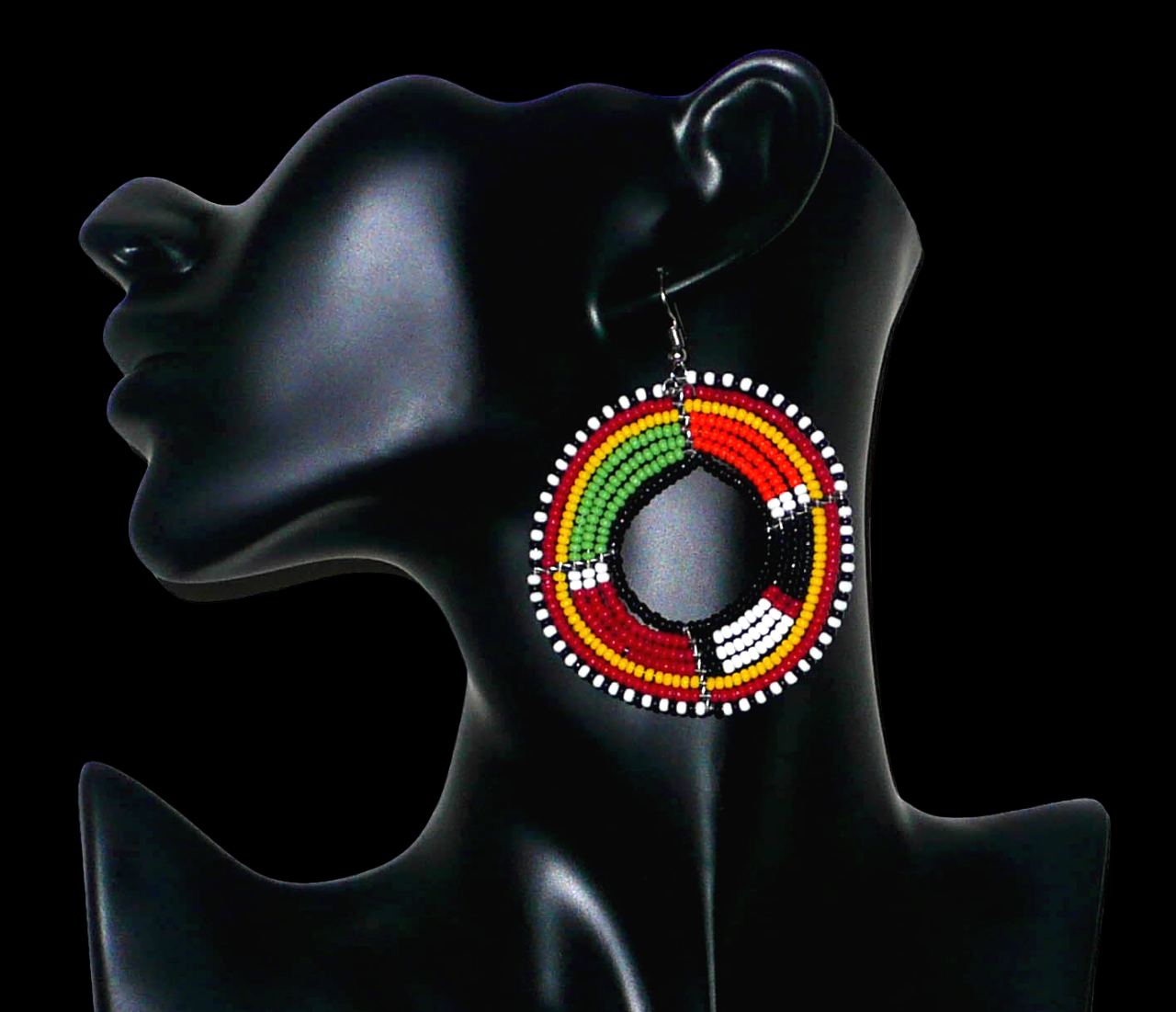 Boucles d'oreilles africaines à motifs ethniques Massai composées de perles de rocaille multicolores montées en forme de cercles. Elles mesurent 7,5 cm de long et 5,5 cm de large et se portent avec des crochets en acier inoxydable sur des oreilles percées.