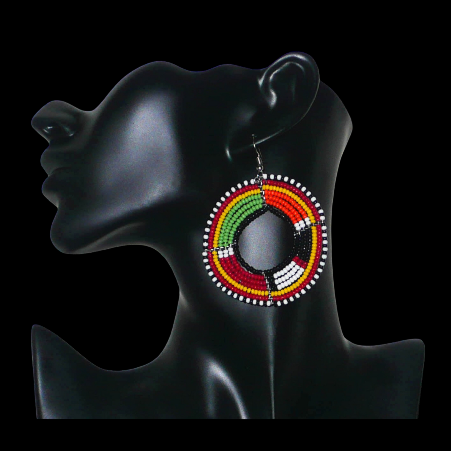 Boucles d'oreilles africaines à motifs ethniques Massai composées de perles de rocaille multicolores montées en forme de cercles. Elles mesurent 7,5 cm de long et 5,5 cm de large et se portent avec des crochets en acier inoxydable sur des oreilles percées.
