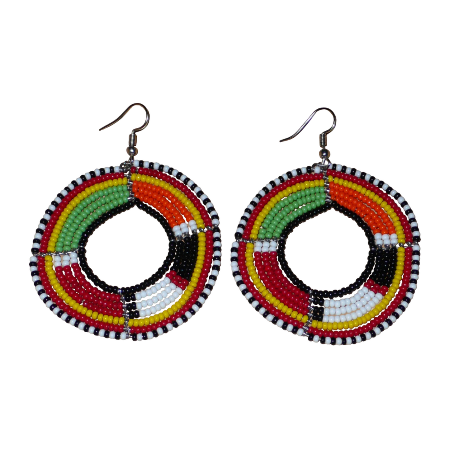 Boucles d'oreilles africaines à motifs ethniques Massai composées de perles de rocaille multicolores montées en forme de cercles. Elles mesurent 7,5 cm de long et 5,5 cm de large et se portent avec des crochets en acier inoxydable sur des oreilles percées.