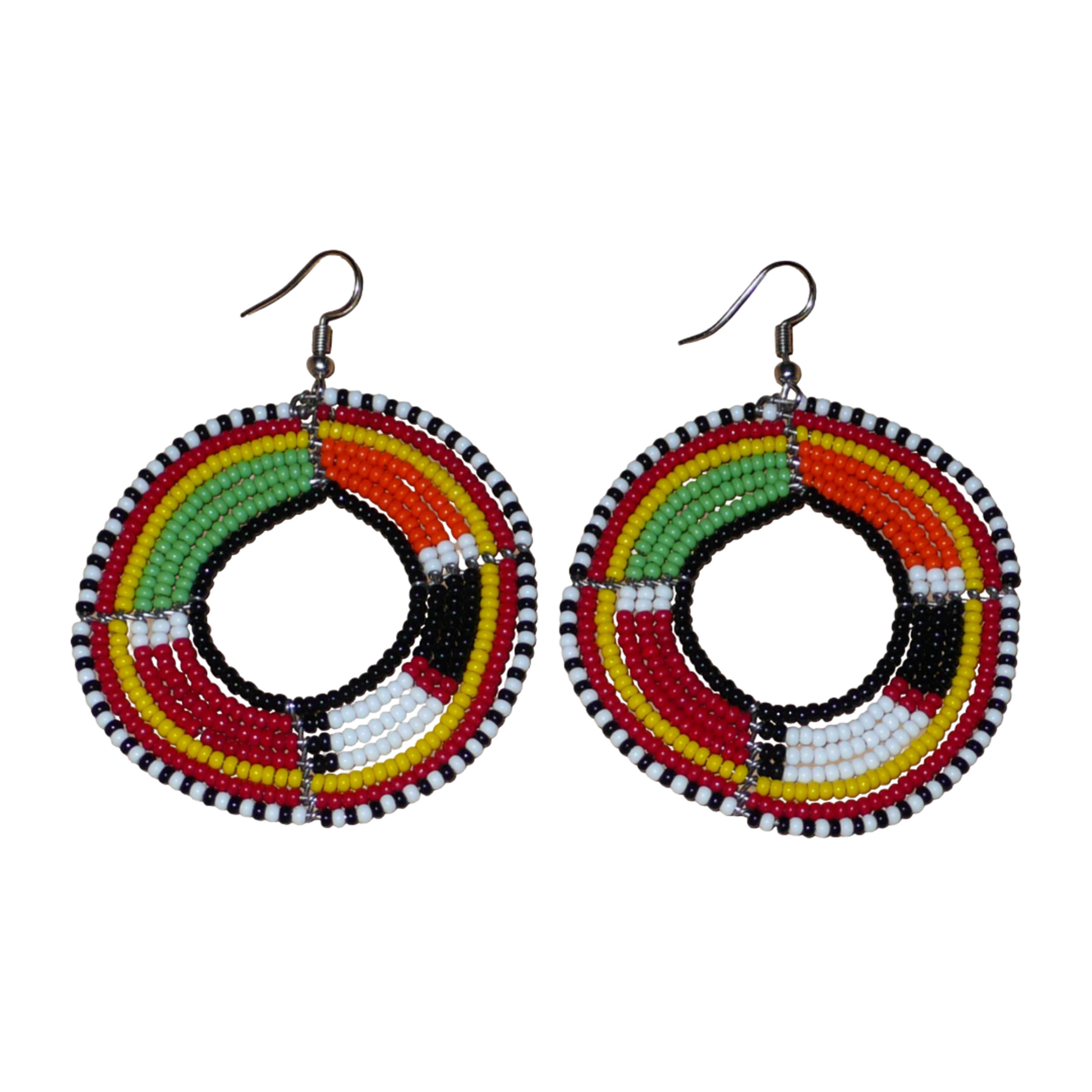 Boucles d'oreilles africaines à motifs ethniques Massai composées de perles de rocaille multicolores montées en forme de cercles. Elles mesurent 7,5 cm de long et 5,5 cm de large et se portent avec des crochets en acier inoxydable sur des oreilles percées.