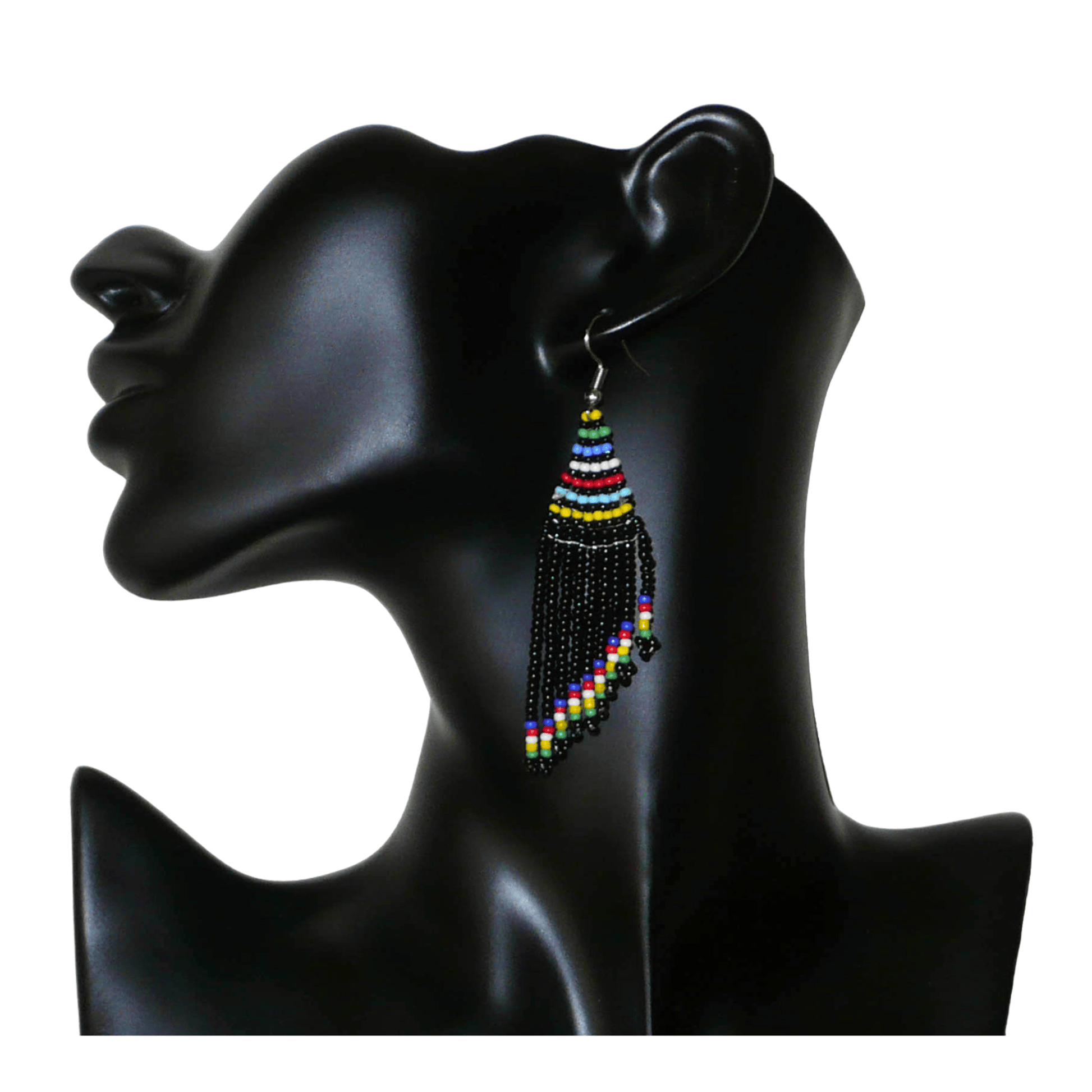 Boucles d'oreilles ethniques sud-africaines à franges asymétriques composées d'un tissage de perles de rocaille noires et multicolores. Elles mesurent 8.5 cm de long et 2 cm de large.