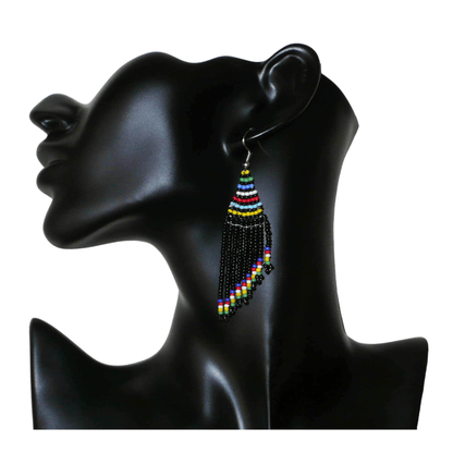 Boucles d'oreilles ethniques sud-africaines à franges asymétriques composées d'un tissage de perles de rocaille noires et multicolores. Elles mesurent 8.5 cm de long et 2 cm de large.