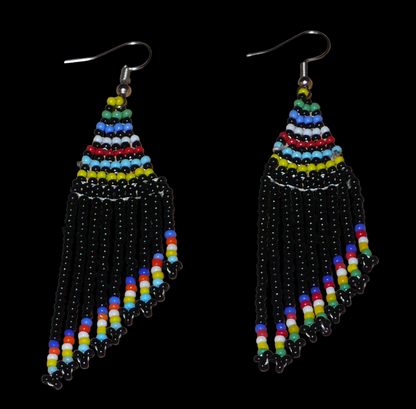Boucles d'oreilles ethniques à franges composées de perles noires et multicolores. Elles mesure 8,5 cm de long et 2 cm de large, et se portent avec des crochets en acier inoxydables sur des oreilles percées.